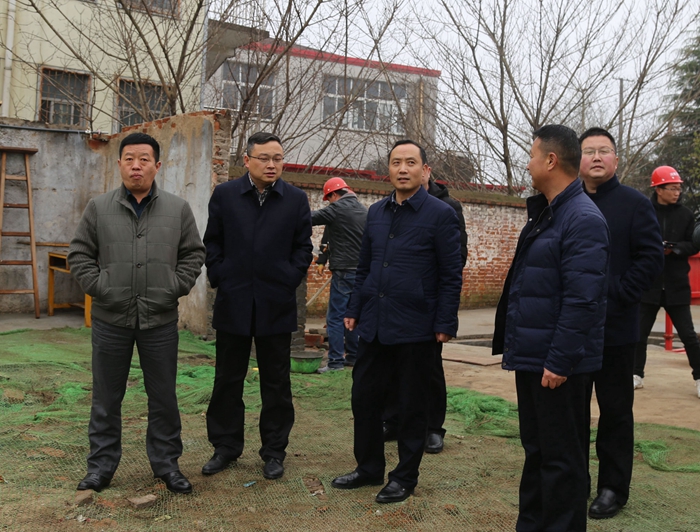 冒着严寒细雨,羊山新区党委委员,副主任方应洲,副处级干部徐晓在教育