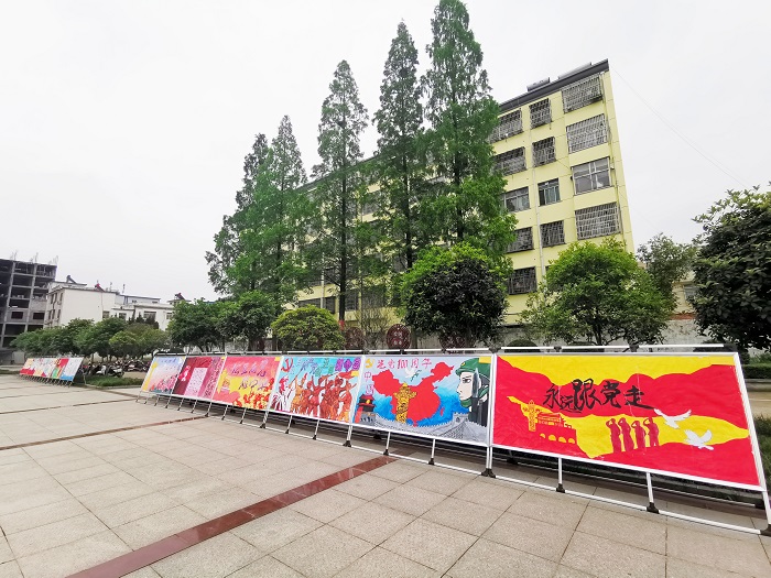 潢川幼儿师范学校开展“青春心向党”主题展板展示活动