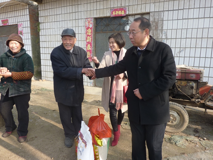 平桥区慰问困难群众传递温暖关怀