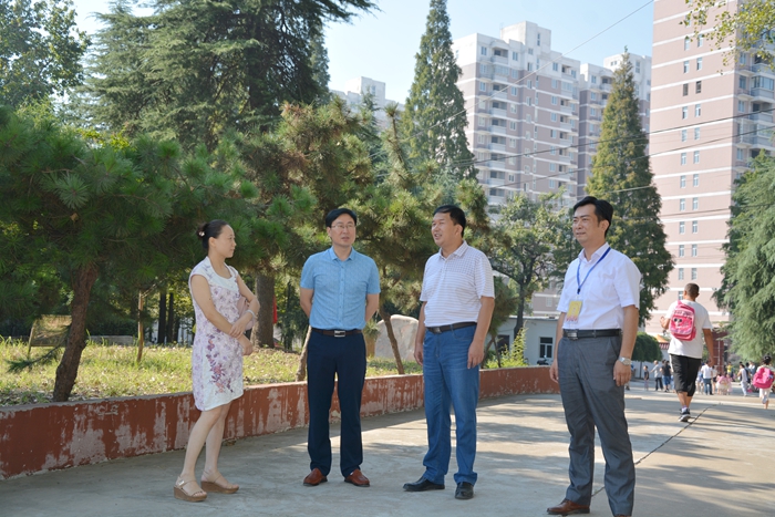 市教育局副局长高君行到市第三实验高中指导开学工作