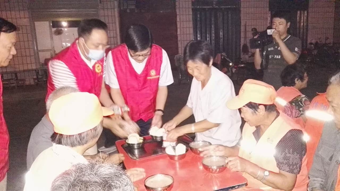 平桥区教体局志愿者走进“爱心粥屋”