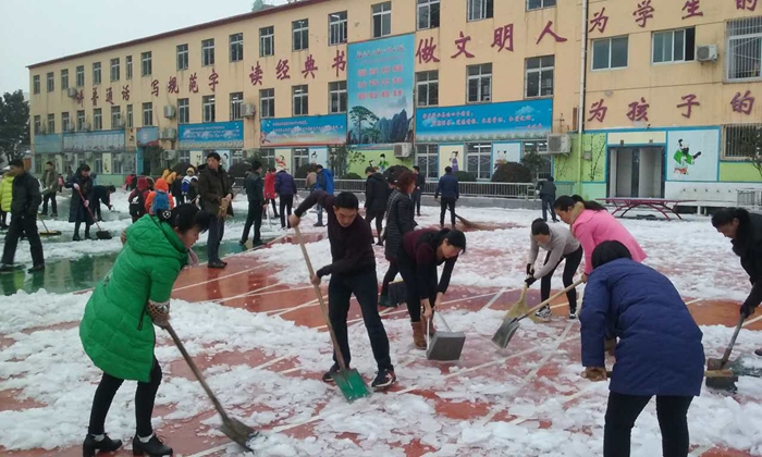 平桥区：初春冰雪日 师生扫雪忙