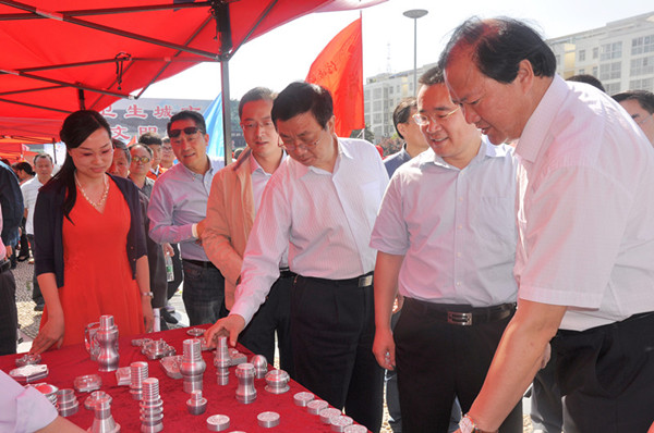 信阳市暨平桥区2017年“职业教育活动周” 启动仪式举行