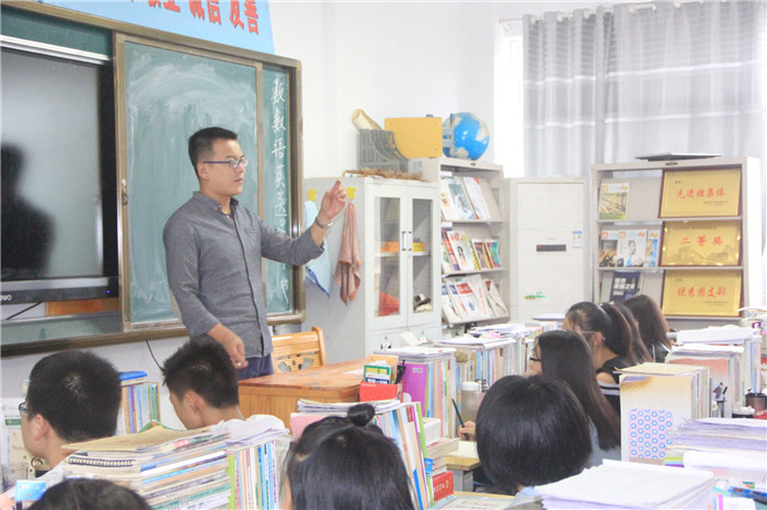 信阳市实验高中与郑州一中开展教学交流活动