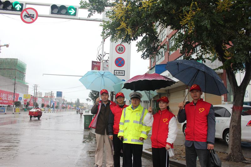 信阳工业学校：走出校园献爱心 共建潢川文明城 ―――信阳工业学校开展文明交通志愿服务活动