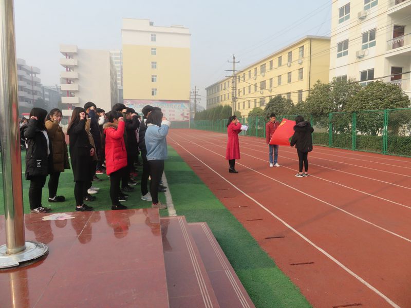 信阳工业学校举行“喜迎元旦佳节，不忘初心跟党走”新团员入团仪式