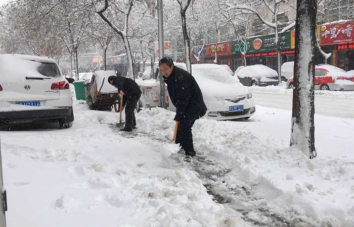 市教育局机关干部职工积极开展义务扫雪