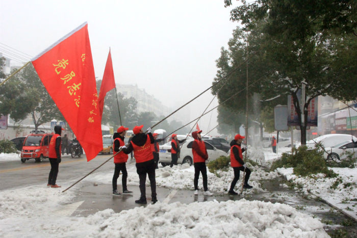 信阳市实验高中志愿者开展道路除冰扫雪志愿服务活动