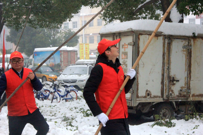 信阳市实验高中志愿者开展道路除冰扫雪志愿服务活动