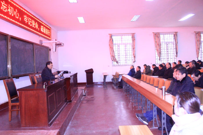 信阳市实验高级中学组织党员干部学习党的十九大会议精神