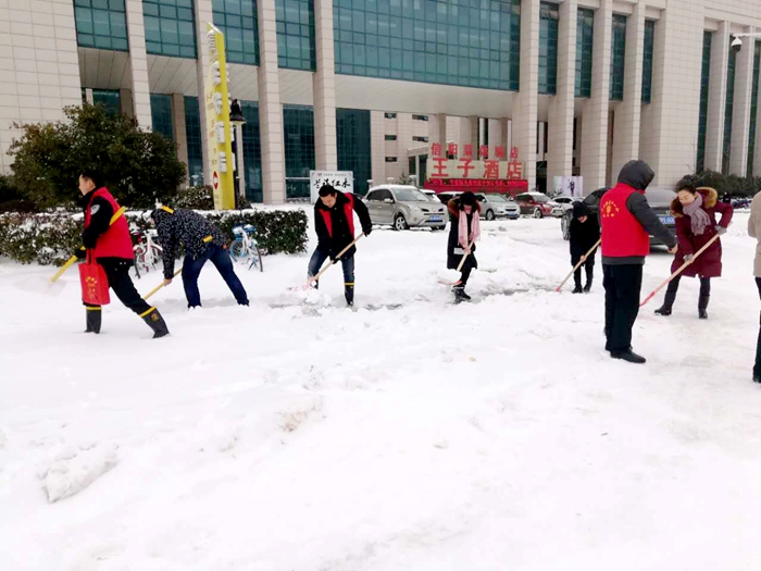 羊山新区教育办积极开展扫雪除冰工作