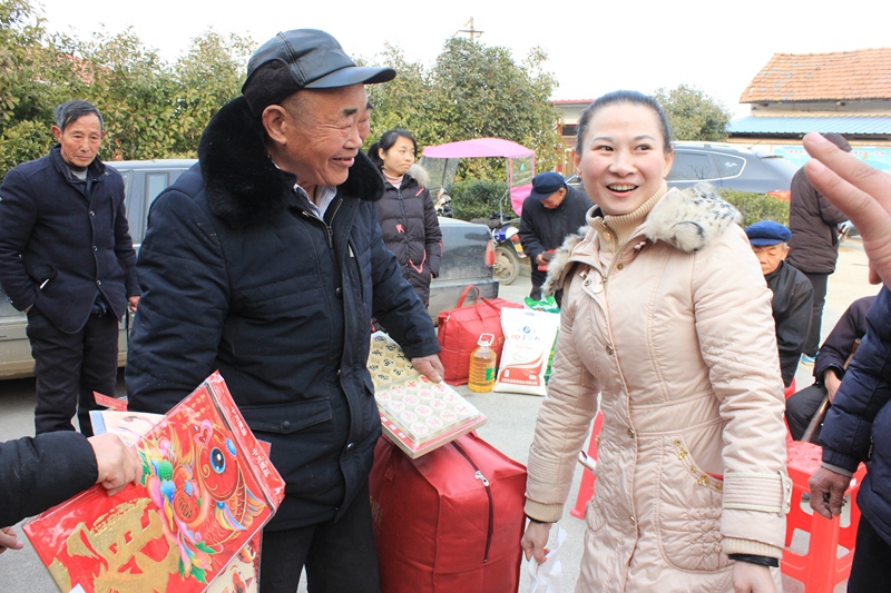 信阳工业学校开展温暖冬天活动