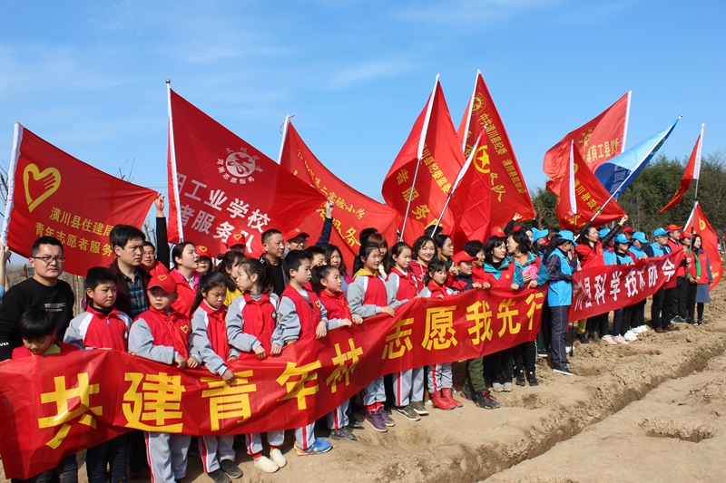 信阳工业学校积极开展植树活动