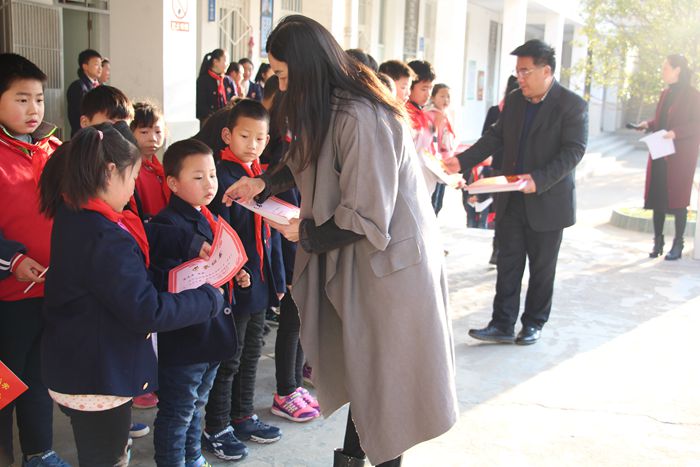 市第三实验小学开展学雷锋主题活动