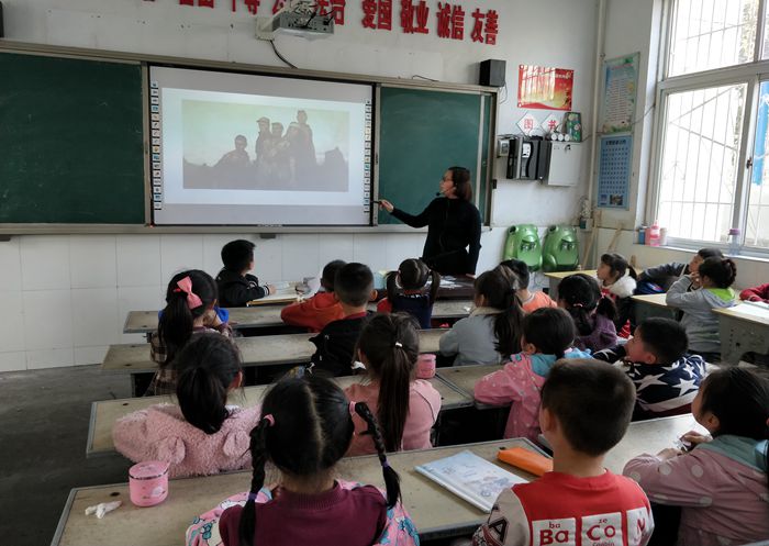 信阳市第三实验小学开展“清明节 祭英烈”主题队会