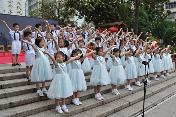 张明春走进幼儿园与孩子们欢度六一