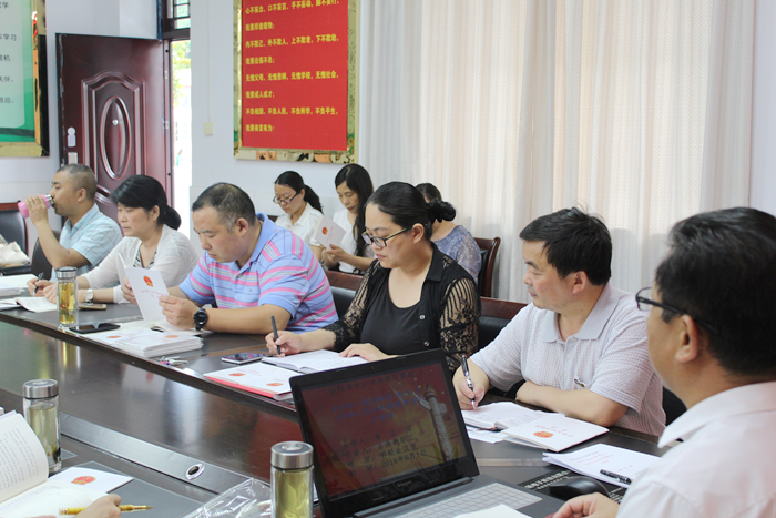 市育才中学举办学习贯彻《宪法》《监察法》大讲堂