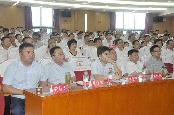 信阳市教育系统举行李芳老师先进事迹报告会