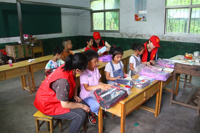 市招办前往谭家河乡凌岗村小学开展帮扶活动