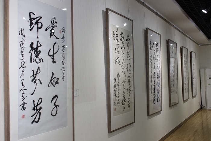 我市隆重举办向李芳老师学习 信阳市第七届中小学艺术节师生书画作品展