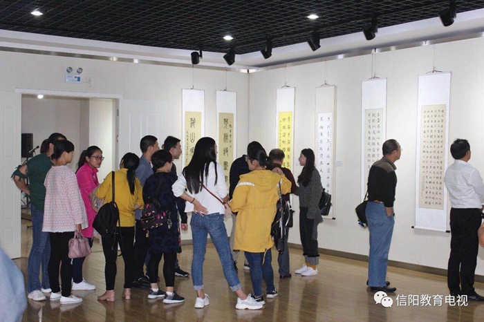 我市隆重举办向李芳老师学习 信阳市第七届中小学艺术节师生书画作品展