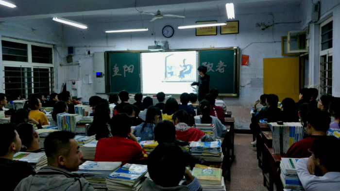 信阳市实验高中组织开展“重阳节・敬老爱老”主题班会