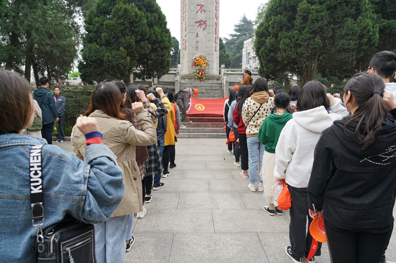 信阳工业学校组织师生赴新县开展研学活动