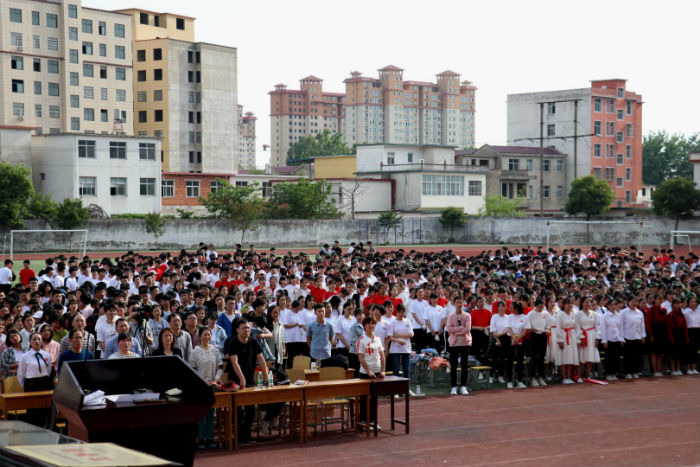 信阳市实验高级中学成功举办“青春心向党 建功新时代”大型革命歌曲传唱大赛