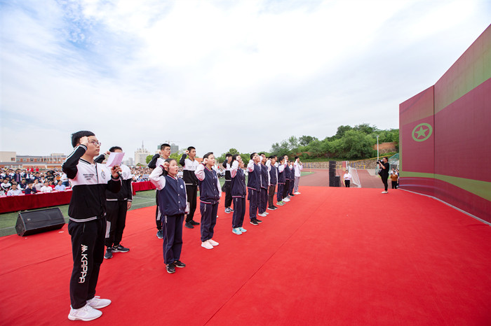 信阳高中举行主题团日活动暨学生干部表彰大会