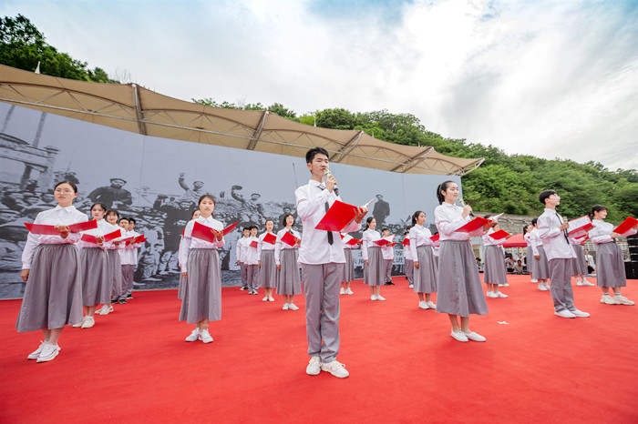 信阳高中举行主题团日活动暨学生干部表彰大会