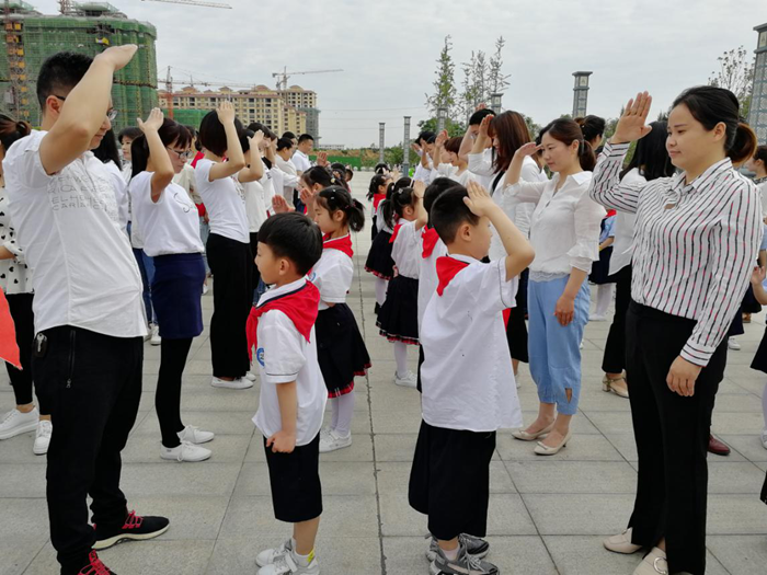 息县教体局举行城区小学少先队员入队仪式