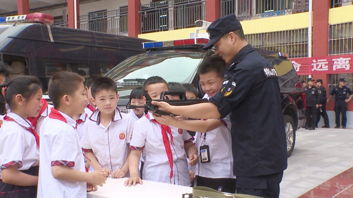 市第三实验小学进行反恐演练