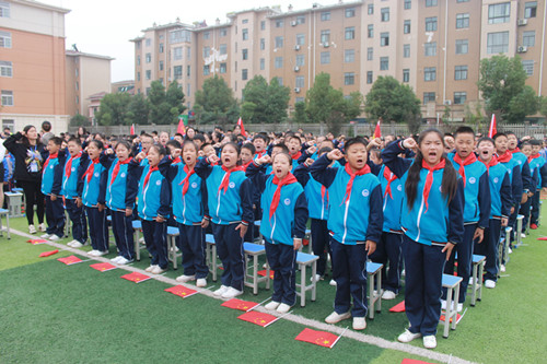 信阳市纪念少先队建队70周年主题队日示范活动在平桥区外国语小学隆重举行