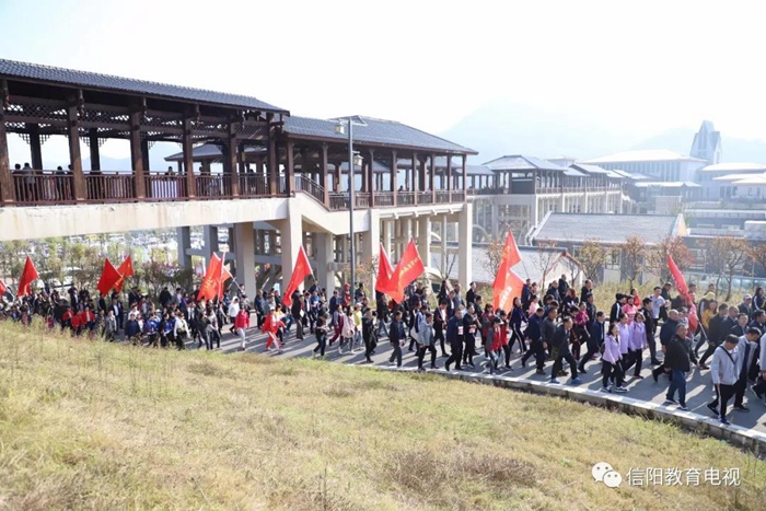 信陽群眾登雞公山健身大會今日舉行-[信陽市教育體育局]