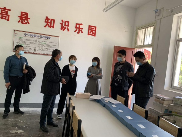 上天梯管理区纪委深入学校督导检查学生首日复课疫情防控落实情况