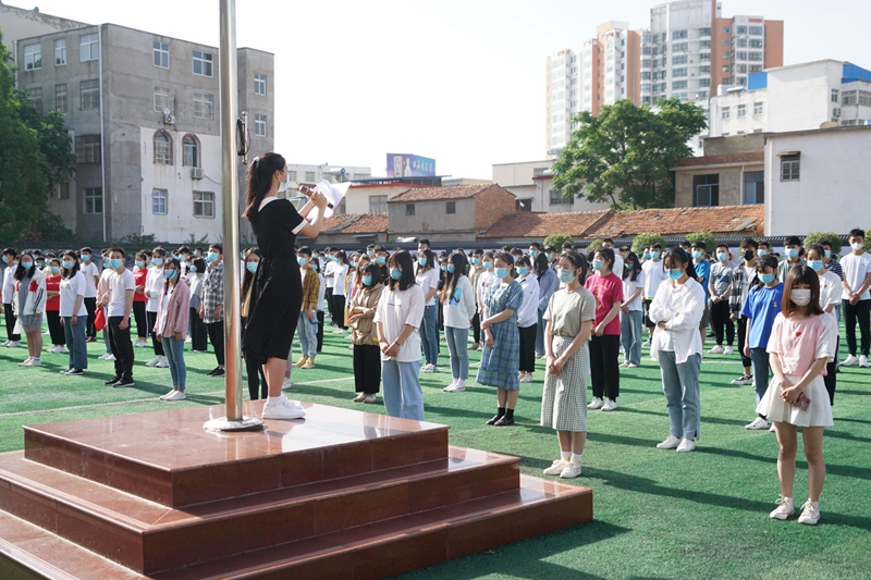 信阳工业学校举行“绽放战疫青春 坚定制度自信”主题团日活动暨表彰大会