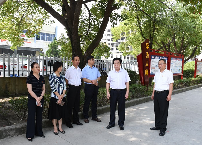 市人大常委会副主任、潢川县委书记赵亮一行到潢川幼儿师范学校慰问教师