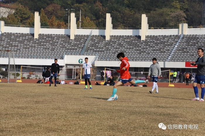 信阳市第五届“军安杯”豫南足球比赛在信阳市体育场开幕