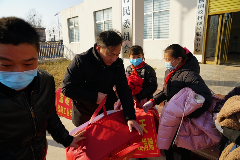 信阳工业学校开展“温暖冬天、助力乡村 疫情防控”志愿服务活动