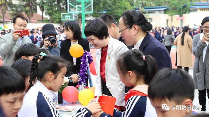 颂百年风华 传红色基因 ――我市开展家庭亲子读书日活动