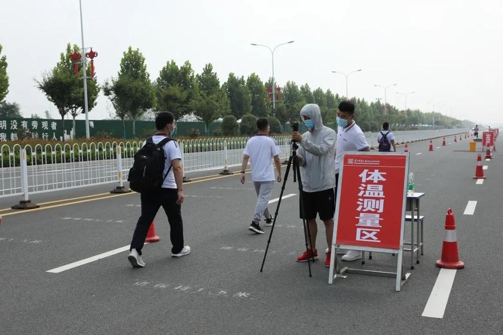 8月3日上午，息县高级中学开展疫情防控应急演练活动.jpg