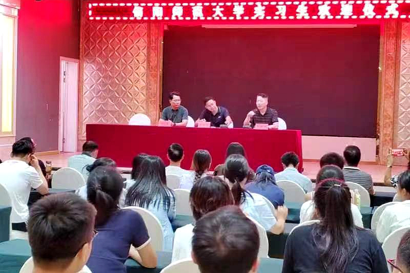 图一：信阳师范大学大三学生赴潢川县实习.jpg